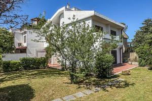 Villa di 280 m² con più di 5 locali e box auto a R