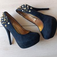 Scarpe nere con tacco e borchie 