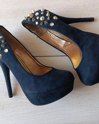 Scarpe nere con tacco e borchie 