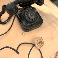 Vecchio telefono anglosassone in bachelite