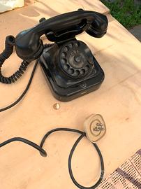 Vecchio telefono anglosassone in bachelite