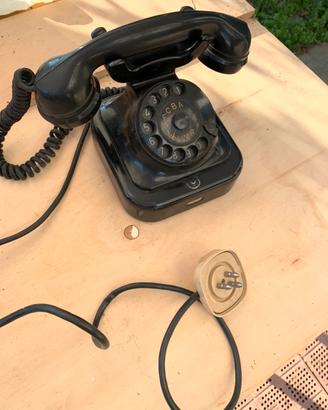 Vecchio telefono anglosassone in bachelite