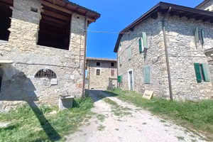 Rustico / Casale di 250 m² con più di 5 locali e b