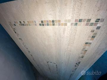 Tavolo in travertino con disegno