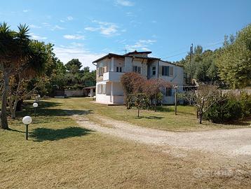 Villa a due livelli con doppio appartamento, 2500