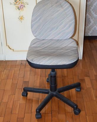 Sedia da ufficio ergonomica con rotelle. regolabil