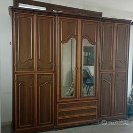 Armadio in legno massello con specchiere