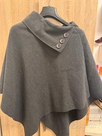Mantella/Poncho grigio elegante con collo ampio.