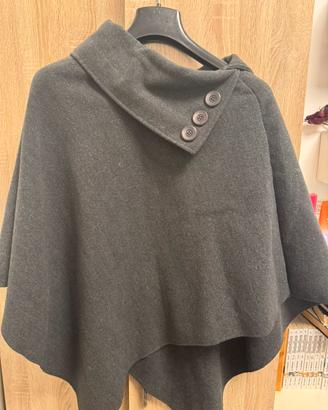 Mantella/Poncho grigio elegante con collo ampio.