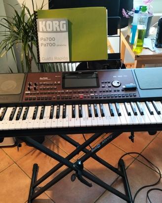 Tastiera Korg Pa 700 perfetta con stand