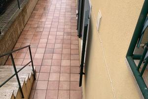 Appartamento con ingresso indipendente e corte