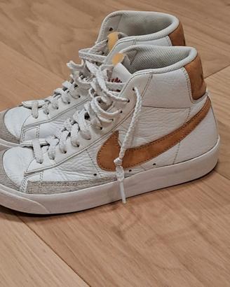 scarpe Nike con lacci numero 37,5