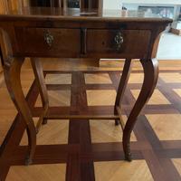 Tavolino  in radica di noce con gambe a sciabola