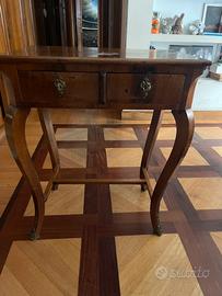 Tavolino  in radica di noce con gambe a sciabola