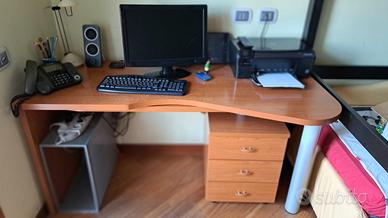 Scrivania con ripiano estraibile