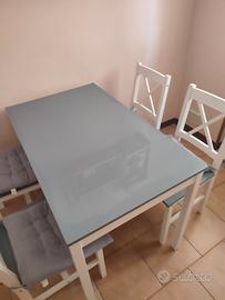 Tavolo e 4 sedie 