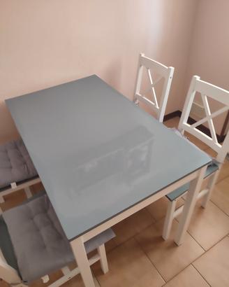 Tavolo e 4 sedie 