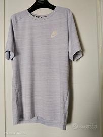 T-shirt sportiva NIKE, taglia S.