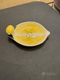 Piatto decorativo a forma di limone in ceramica