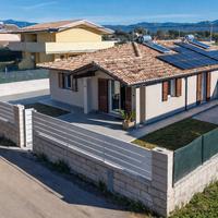 Bifamiliare su un livello con giardino su tre lati