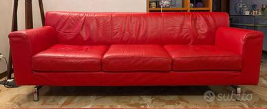 Divano rosso in pelle