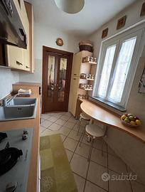 Cucina con tavolo snack