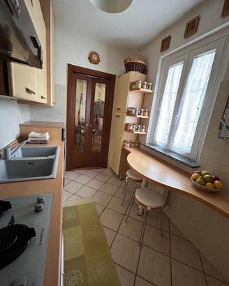 Cucina con tavolo snack