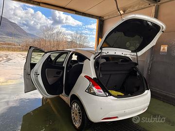Lancia Ypsilon 3* serie 2017 valuto permuta