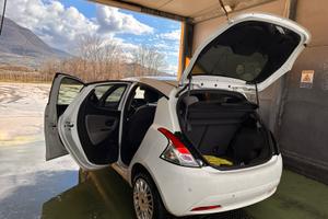 Lancia Ypsilon 3* serie 2017 valuto permuta