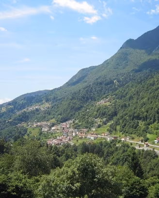 CASA BICAMERE IMMERSA NEL VERDE