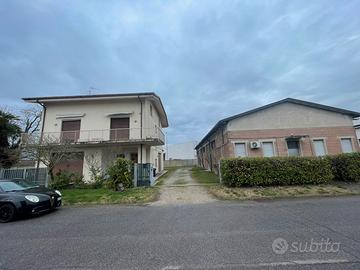 Villa con capannone artigianale