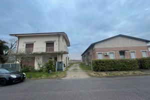 Villa con capannone artigianale