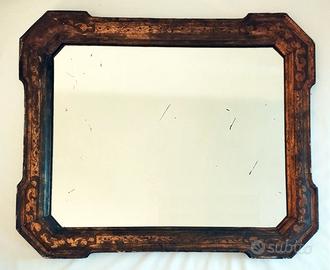 Cornice a vassoio sagomata e incisa a bulino.