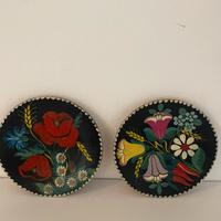 2 Piatti da muro vintage anni '70 colorati a mano