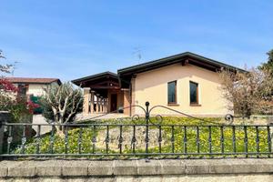 CASA INDIPENDENTE: unico livello, giardino escl...