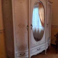 Guardaroba in legno decorato a mano