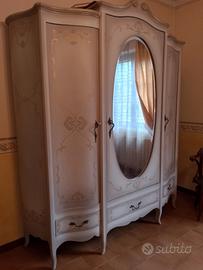 Guardaroba in legno decorato a mano