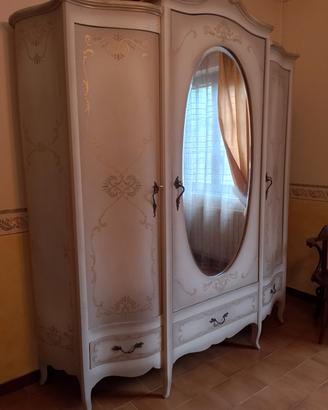Guardaroba in legno decorato a mano