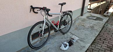 Bicicletta gravel/cicloturismo Trek
