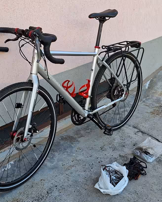Bicicletta gravel/cicloturismo Trek