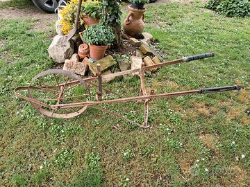 vecchia carriola da arredo giardino