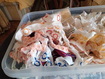 bordi colorati e bianchi in sangallo