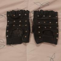 Guanti mezze dita, in pelle, borchiati 