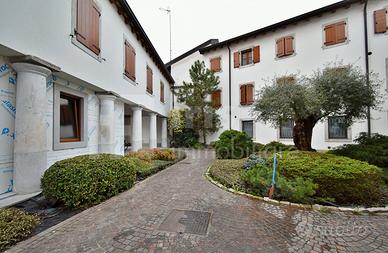 Posto auto in corte chiusa via Deciani