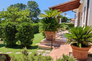 Bilocale con giardino e portico vicino al mare