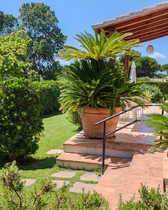 Cottage con giardino e portico vicino al mare