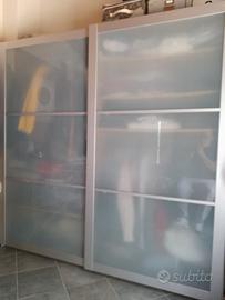 Armadio ad ante scorrevoli in vetro smerigliato