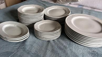 Servizio di piatti in ceramica