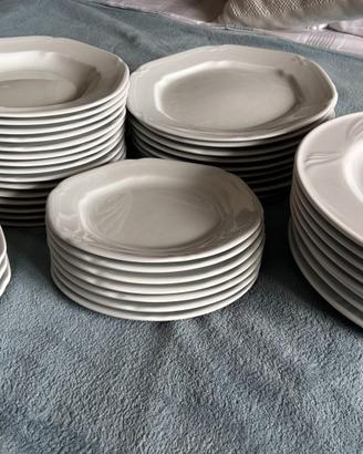 Servizio di piatti in ceramica