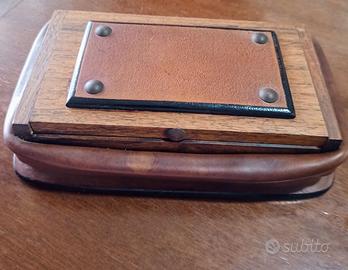 Antica tabacchiera da tavolo in legno e cuoio